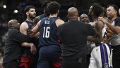TOTALNI HAOS U NBA! Srbin hteo da bije Amerikanca, saigrači sprečili skandal (VIDEO) TOTALNI HAOS U NBA! Srbin hteo da bije Amerikanca, saigrači sprečili skandal (VIDEO)