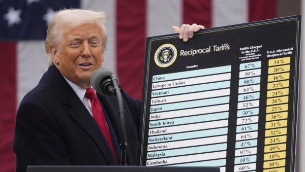 ПОЗНАТО КАДА ТРАМПОВЕ ЦАРИНЕ СТУПАЈУ НА СНАГУ: За једну групу држава почињу сутра, Србија није међу њима ПОЗНАТО КАДА ТРАМПОВЕ ЦАРИНЕ СТУПАЈУ НА СНАГУ: За једну групу држава почињу сутра, Србија није међу њима