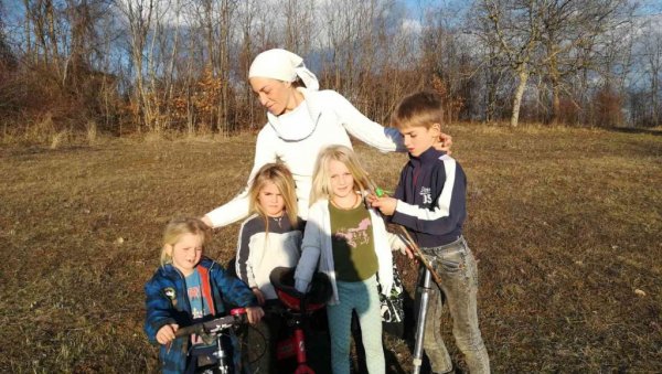 СРБИЈУ САМ ИЗАБРАЛА УМЕСТО АМЕРИКЕ: Нана Шоненбергер, самохрана мајка четворо деце, напустила Швајцарску и гради живот на обронцима Рудника СРБИЈУ САМ ИЗАБРАЛА УМЕСТО АМЕРИКЕ: Нана Шоненбергер, самохрана мајка четворо деце, напустила Швајцарску и гради живот на обронцима Рудника