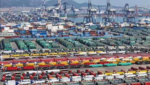 GODINU DANA POSLE TRAMPOVIH SANKCIJA GUŽVA U LUKAMA: Svet naručuje, Kina isporučuje, a cene?