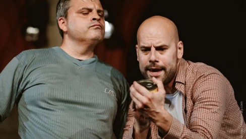 ISELJENICI U PAROBRODU: U Mrožekovoj duodrami igraju Petar Mihailović i Janko Cekić ISELJENICI U PAROBRODU: U Mrožekovoj duodrami igraju Petar Mihailović i Janko Cekić