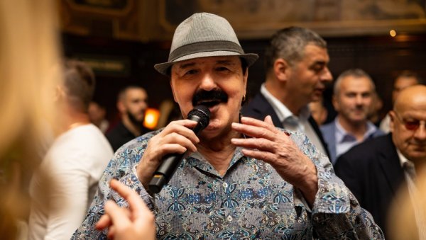 ФУДБАЛСКЕ ЛЕГЕНДЕ НА БАЛКАНСКИ НАЧИН: Фиго, Мијатовић и Савићевић слушали Хариса Џиновића (ФОТО) ФУДБАЛСКЕ ЛЕГЕНДЕ НА БАЛКАНСКИ НАЧИН: Фиго, Мијатовић и Савићевић слушали Хариса Џиновића (ФОТО)