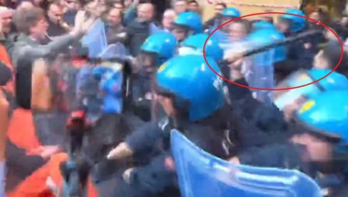 OVAKO TO RADE U EU: Pogledajte kako je danas policija pendrečila studente u Rimu (VIDEO) OVAKO TO RADE U EU: Pogledajte kako je danas policija pendrečila studente u Rimu (VIDEO)