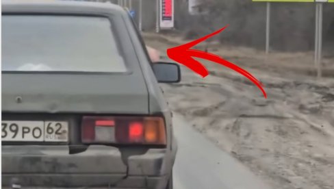 HIT SNIMAK IZ RUSIJE: Šta je čovek rešio da preveze autom - ostali vozači gledali u čudu (VIDEO) HIT SNIMAK IZ RUSIJE: Šta je čovek rešio da preveze autom - ostali vozači gledali u čudu (VIDEO)