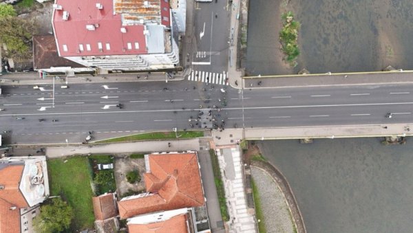 ТЕРОР МАЊИНЕ У НИШУ: Пет мостова блокира мање од 500 људи (ФОТО) ТЕРОР МАЊИНЕ У НИШУ: Пет мостова блокира мање од 500 људи (ФОТО)