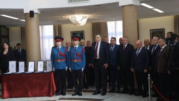 ДОДИК УРУЧИО ОДЛИКОВАЊА ПРЕДСТАВНИЦИМА РУСИЈЕ: Ово је доказ одличне сарадње са Руском Федерацијом ДОДИК УРУЧИО ОДЛИКОВАЊА ПРЕДСТАВНИЦИМА РУСИЈЕ: Ово је доказ одличне сарадње са Руском Федерацијом
