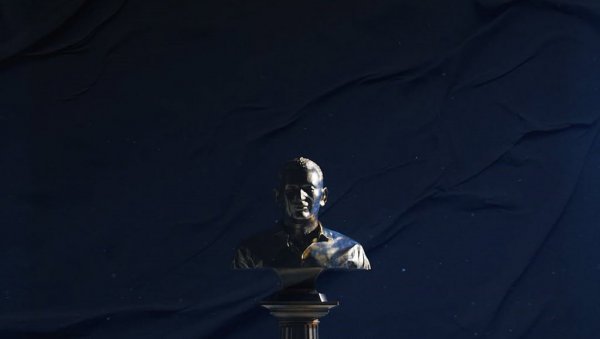 ПРЕТВОРИ МЕ У КАМЕН: Шако Полумента емотивним музичким обраћањем разнежио публику (ФОТО/ВИДЕО) ПРЕТВОРИ МЕ У КАМЕН: Шако Полумента емотивним музичким обраћањем разнежио публику (ФОТО/ВИДЕО)