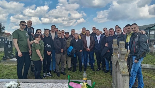 ОДАЛИ ПОШТУ ХЕРОЈУ СА КОШАРА: Четири године од смрти Златка Солунца (ФОТО) ОДАЛИ ПОШТУ ХЕРОЈУ СА КОШАРА: Четири године од смрти Златка Солунца (ФОТО)