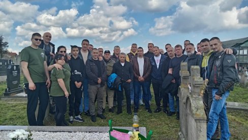 ODALI POŠTU HEROJU SA KOŠARA: Četiri godine od smrti Zlatka Solunca (FOTO) ODALI POŠTU HEROJU SA KOŠARA: Četiri godine od smrti Zlatka Solunca (FOTO)
