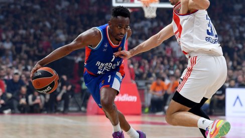 EFES TRENUTNO IGRA VRHUNSKU KOŠARKU: Protivnik je upisao samo pobedu manje EFES TRENUTNO IGRA VRHUNSKU KOŠARKU: Protivnik je upisao samo pobedu manje