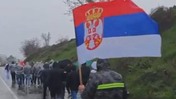 ОДЛУЧНИ: Срби са Косова и Метохије по снегу, киши и ветру стижу на велики скуп у Београду да подрже Вучића (ВИДЕО) ОДЛУЧНИ: Срби са Косова и Метохије по снегу, киши и ветру стижу на велики скуп у Београду да подрже Вучића (ВИДЕО)