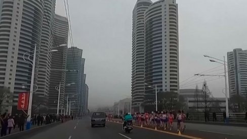 OVAKO IZGLEDA MARATON U SEVERNOJ KOREJI: Jedan od mnogih događaja povodom proslave osnivača Kim Il Sunga (VIDEO) OVAKO IZGLEDA MARATON U SEVERNOJ KOREJI: Jedan od mnogih događaja povodom proslave osnivača Kim Il Sunga (VIDEO)