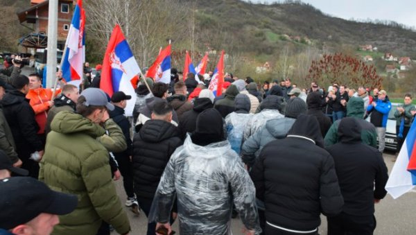 СРБИ С КИМ КОЈИ ПЕШАЧЕ КА БЕОГРАДУ СТИГЛИ У БИЉАНОВАЦ: Љубав према Србији јача од свих препрека СРБИ С КИМ КОЈИ ПЕШАЧЕ КА БЕОГРАДУ СТИГЛИ У БИЉАНОВАЦ: Љубав према Србији јача од свих препрека
