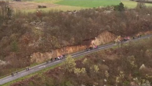 SNIMAK IZ DRONA; Narod sa KiM pešači po snegu ka Beogradu: Ovo je ljubav prema Srbiji (VIDEO) SNIMAK IZ DRONA; Narod sa KiM pešači po snegu ka Beogradu: Ovo je ljubav prema Srbiji (VIDEO)