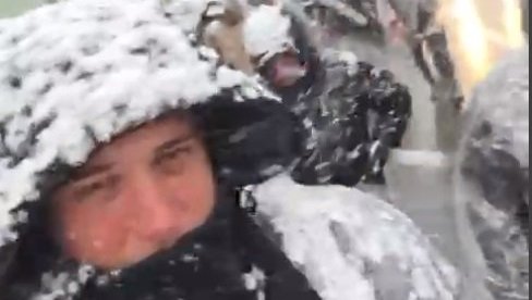 SRBI SA KiM SE PROBIJAJU KROZ STRAŠNO NEVREME: Iako zavejani ne odustaju, idu za Beograd da podrže Vučića (VIDEO) SRBI SA KiM SE PROBIJAJU KROZ STRAŠNO NEVREME: Iako zavejani ne odustaju, idu za Beograd da podrže Vučića (VIDEO)