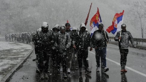 OVO MOGU SAMO SRBI S KiM KOJI SU PEŠKE KRENULI ZA BEOGRAD: Dok sneg veje oni ne ispuštaju zastavu Srbije (FOTO) OVO MOGU SAMO SRBI S KiM KOJI SU PEŠKE KRENULI ZA BEOGRAD: Dok sneg veje oni ne ispuštaju zastavu Srbije (FOTO)