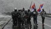 OVO MOGU SAMO SRBI S KiM KOJI SU PEŠKE KRENULI ZA BEOGRAD: Dok sneg veje oni ne ispuštaju zastavu Srbije (FOTO)