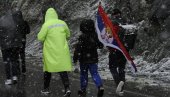 СРБИ СА КОСМЕТА ПЕШАЧЕ КА БЕОГРАДУ: Промрзли због мећаве не одустају да дођу до Београда и подрже свог председника (ФОТО/ВИДЕО)