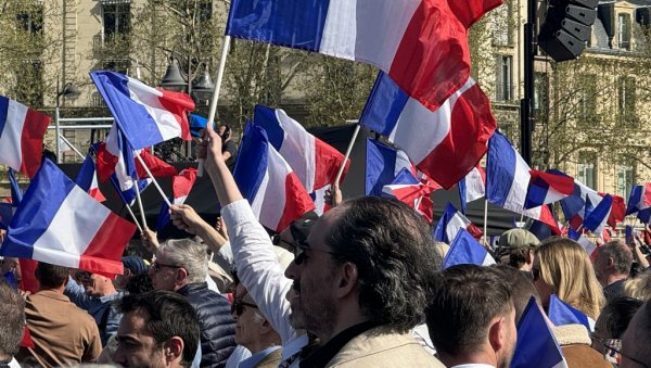 ОКУПЉАЊЕМ БРАНЕ ДЕМОКРАТИЈУ: У Паризу одржана чак три митинга, Марин Ле Пен окупила присталице у одбрани права да се кандидује ОКУПЉАЊЕМ БРАНЕ ДЕМОКРАТИЈУ: У Паризу одржана чак три митинга, Марин Ле Пен окупила присталице у одбрани права да се кандидује