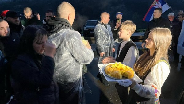 ЕМОТИВНО! Видео који ниједног Србина неће оставити равнодушним: Срби који пешаче за Београд и сцена која слама срца (ВИДЕО) ЕМОТИВНО! Видео који ниједног Србина неће оставити равнодушним: Срби који пешаче за Београд и сцена која слама срца (ВИДЕО)
