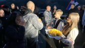 EMOTIVNO! Video koji nijednog Srbina neće ostaviti ravnodušnim: Srbi koji pešače za Beograd i scena koja slama srca (VIDEO) EMOTIVNO! Video koji nijednog Srbina neće ostaviti ravnodušnim: Srbi koji pešače za Beograd i scena koja slama srca (VIDEO)