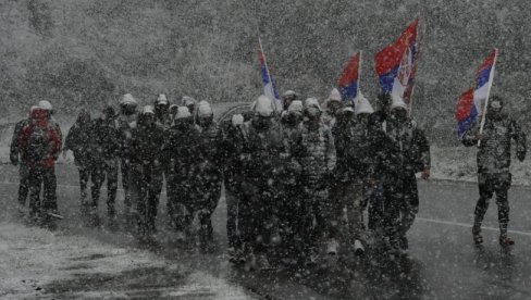 VOLIMO VAS I ČEKAMO U BEOGRADU Vučić Srbima sa KiM koji pešače ka prestonici: Hvala na ogromnoj ljubavi VOLIMO VAS I ČEKAMO U BEOGRADU Vučić Srbima sa KiM koji pešače ka prestonici: Hvala na ogromnoj ljubavi