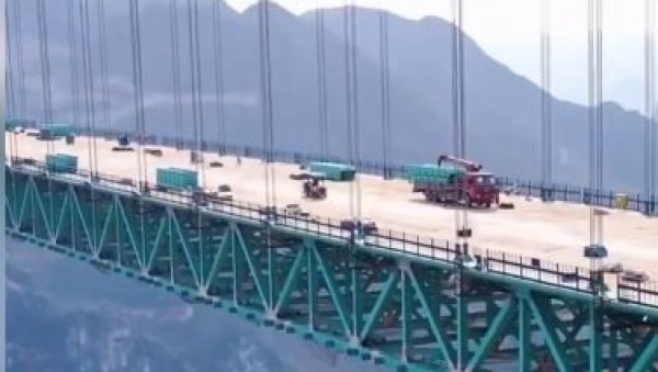 ПОГЛЕДАЈТЕ - Кина завршила изградњу највишег моста на свету (видео) ПОГЛЕДАЈТЕ - Кина завршила изградњу највишег моста на свету (видео)