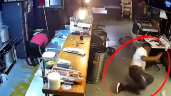 УЖАС! Познати фудбалер упуцан у кафићу, један младић преминуо (ВИДЕО) УЖАС! Познати фудбалер упуцан у кафићу, један младић преминуо (ВИДЕО)