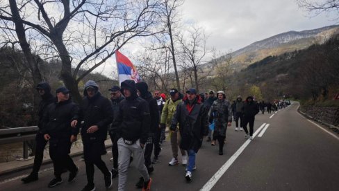 SRBI SA KOSMETA STIGLI PEŠKE NADOMAK LJIGA: Sutra nastavljaju put ka Beogradu SRBI SA KOSMETA STIGLI PEŠKE NADOMAK LJIGA: Sutra nastavljaju put ka Beogradu