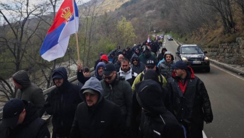 VIJORE SE SRPSKE TROBOJKE: Srbi sa KiM hrabro i ponosne pešače ka Kraljevu (VIDEO) VIJORE SE SRPSKE TROBOJKE: Srbi sa KiM hrabro i ponosne pešače ka Kraljevu (VIDEO)