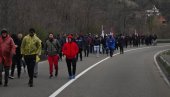 SVE ZA SRBIJU, SRBIJU NI ZA ŠTA! Pešaci sa KiM nastavljaju odlučno ka Kraljevu sa podignuta tri prsta (VIDEO) SVE ZA SRBIJU, SRBIJU NI ZA ŠTA! Pešaci sa KiM nastavljaju odlučno ka Kraljevu sa podignuta tri prsta (VIDEO)