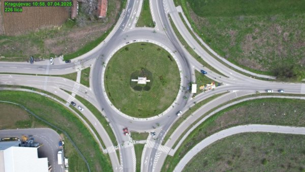 СРАМОТА: Њих 200 терорише Крагујевац - блокирали кружни ток, нико не може да изађе из града (ФОТО) СРАМОТА: Њих 200 терорише Крагујевац - блокирали кружни ток, нико не може да изађе из града (ФОТО)