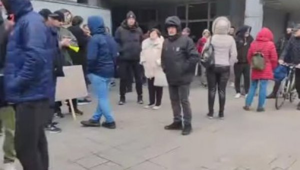 ОКУПИЛА СЕ ШАКА ЈАДА БЛОКАДЕРА: Дошли да блокирају скупштину града Ваљева! (ФОТО) ОКУПИЛА СЕ ШАКА ЈАДА БЛОКАДЕРА: Дошли да блокирају скупштину града Ваљева! (ФОТО)
