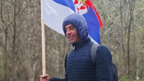 СЛИКА ЗА ПОНОС: Никола из Гњилана не испушта тробојку док пешачи ка Београду (ФОТО) СЛИКА ЗА ПОНОС: Никола из Гњилана не испушта тробојку док пешачи ка Београду (ФОТО)