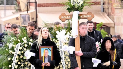 UZ MARŠ NA DRINU: Sahranjen Željko Rutović, brat mu održao govor (FOTO) UZ MARŠ NA DRINU: Sahranjen Željko Rutović, brat mu održao govor (FOTO)