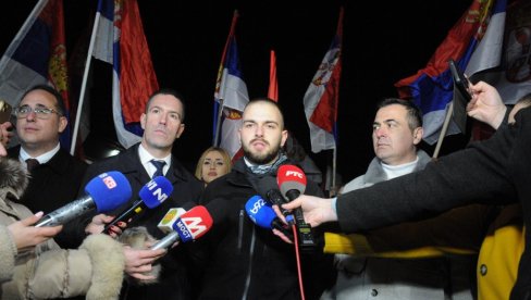 SRBIN IZ ZVEČANA PO DOLASKU U KRALJEVO: Veliko hvala našem predsedniku Vučiću koji je uvek uz nas SRBIN IZ ZVEČANA PO DOLASKU U KRALJEVO: Veliko hvala našem predsedniku Vučiću koji je uvek uz nas