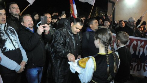 VUČEVIĆ O DOČEKU SRBA SA KOSOVA I METOHIJE U KRALJEVU: Ni mećava, kiša i sneg koji ih sve vreme prate ne mogu im ništa na putu za Beograd VUČEVIĆ O DOČEKU SRBA SA KOSOVA I METOHIJE U KRALJEVU: Ni mećava, kiša i sneg koji ih sve vreme prate ne mogu im ništa na putu za Beograd