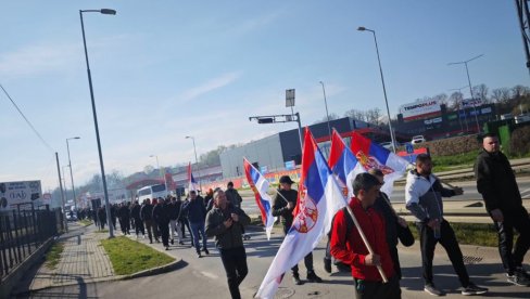 HRABRO KORAČAJU KA CILJU: Treći dan pešačenja Srba sa KiM - konačno ih dočekalo sunce (FOTO) HRABRO KORAČAJU KA CILJU: Treći dan pešačenja Srba sa KiM - konačno ih dočekalo sunce (FOTO)