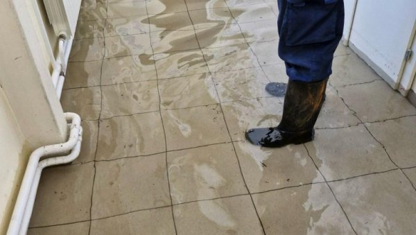 НЕМАР БЛОКАДЕРА ПОПЛАВИО ШКОЛУ: Срамне слике из ТШ Милева Марић Ајнштајн у Новом Саду (ФОТО) НЕМАР БЛОКАДЕРА ПОПЛАВИО ШКОЛУ: Срамне слике из ТШ Милева Марић Ајнштајн у Новом Саду (ФОТО)