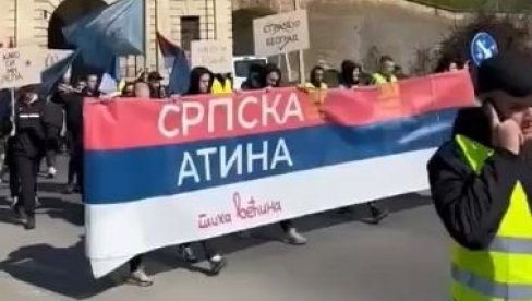 SRPSKA ATINA, TIHA VEĆINA: Novosađani pešice krenuli u Beograd na veliki sabor da pruže podršku predsedniku Srbije (VIDEO) SRPSKA ATINA, TIHA VEĆINA: Novosađani pešice krenuli u Beograd na veliki sabor da pruže podršku predsedniku Srbije (VIDEO)