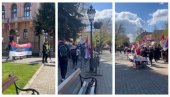 VELIČANSTVENO! Ovako su Novosađani koji pešače ka Beogradu dočekani u Sremskim Karlovcima (VIDEO) VELIČANSTVENO! Ovako su Novosađani koji pešače ka Beogradu dočekani u Sremskim Karlovcima (VIDEO)