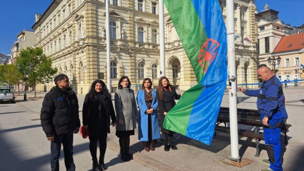 СВЕТСКИ ДАН РОМА ОБЕЛЕЖЕН У НОВОМ САДУ: Испред градске куће подигнута застава СВЕТСКИ ДАН РОМА ОБЕЛЕЖЕН У НОВОМ САДУ: Испред градске куће подигнута застава