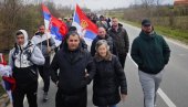 БАКА РАДА ДОЧЕКАЛА СРБЕ СА КИМ: Са њима пешачила на путу ка Прељини (ФОТО)