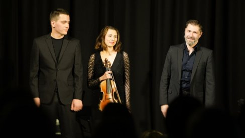 POETSKI VREMEPLOV NA DORĆOLU – SUZE I OSMESI U VRTLOGU EMOCIJA SA NEBOJŠOM MILOVANOVIĆEM POETSKI VREMEPLOV NA DORĆOLU – SUZE I OSMESI U VRTLOGU EMOCIJA SA NEBOJŠOM MILOVANOVIĆEM