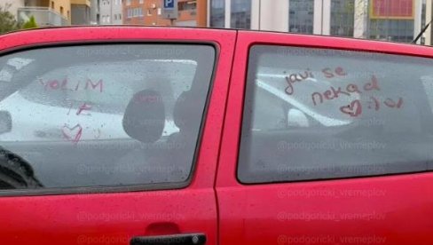 NEŽNOST DO DASKE: Na prozoru automobila u Podgorici ružom ispisane dve jasne poruke (FOTO) NEŽNOST DO DASKE: Na prozoru automobila u Podgorici ružom ispisane dve jasne poruke (FOTO)