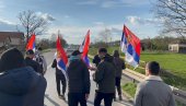 TROBOJKE NE ISPUŠTAJU IZ RUKU: Srbi sa Kosova i Metohije odlučni da stignu na skup na koji je pozvao Vučić (VIDEO)