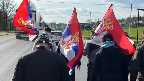 JEDVA IDU OD BOLA U NOGAMA, ALI STIŽU U BEOGRAD: Srbi sa KiM odlučni da stignu na sabor (VIDEO) JEDVA IDU OD BOLA U NOGAMA, ALI STIŽU U BEOGRAD: Srbi sa KiM odlučni da stignu na sabor (VIDEO)