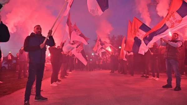 НАРОД ПОЗДРАВЉА ПЕШАКЕ СА КОСМЕТА: Узвици Србија, три прста и аплаузи - сцена која радује сваког Србина (ВИДЕО) НАРОД ПОЗДРАВЉА ПЕШАКЕ СА КОСМЕТА: Узвици Србија, три прста и аплаузи - сцена која радује сваког Србина (ВИДЕО)
