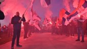 НАРОД ПОЗДРАВЉА ПЕШАКЕ СА КОСМЕТА: Узвици Србија, три прста и аплаузи - сцена која радује сваког Србина (ВИДЕО) НАРОД ПОЗДРАВЉА ПЕШАКЕ СА КОСМЕТА: Узвици Србија, три прста и аплаузи - сцена која радује сваког Србина (ВИДЕО)