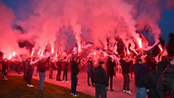 СПЕКТАКУЛАРАН ДОЧЕК: Срби који пешаче на скуп у Београду стигли у Чачак (ВИДЕО) СПЕКТАКУЛАРАН ДОЧЕК: Срби који пешаче на скуп у Београду стигли у Чачак (ВИДЕО)